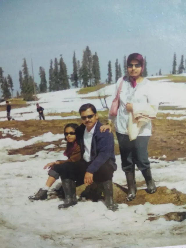 श्रद्धा वालकर तिच्या कुटुंबियांसोबत