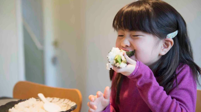 চীনা শিশু ভাত খাচ্ছে