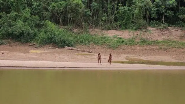 Jovens indígenas ao lado do rio Las Piedras