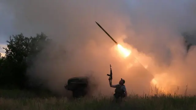 Український військовий 93-ї окремої механізованої бригади «Холодний Яр» реагує на залп РСЗВ БМ-21 «Град» по російських позиціях.