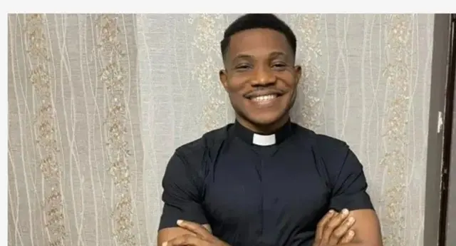 Pasitọ Jerry Eze, o wọ aṣọ alawọ dudu, o kawọ rẹ mejeeji mọra bo ṣe n rẹrin-in.