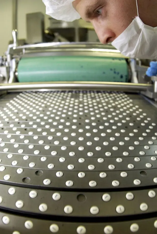 Aspirinas en una cadena de producción de medicamentos.