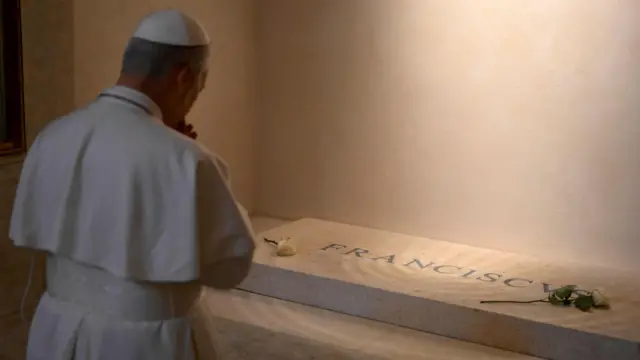 Papa Leão 14 ora em frente ao túmulo do papa Francisco. 