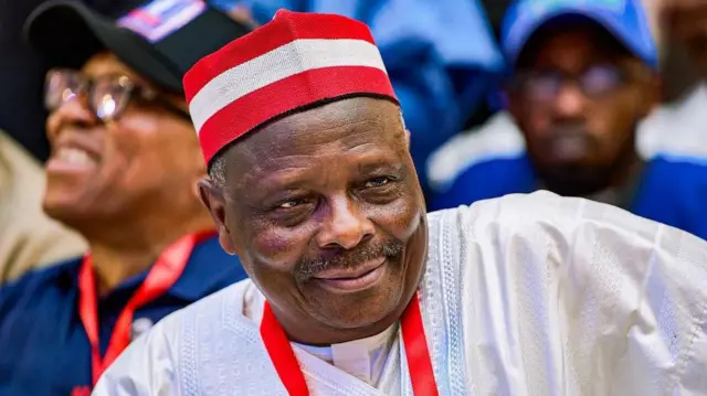 Rabiu Musa Kwankwaso wọ agbada fun pẹlu fila alawọ funfun ti pupa