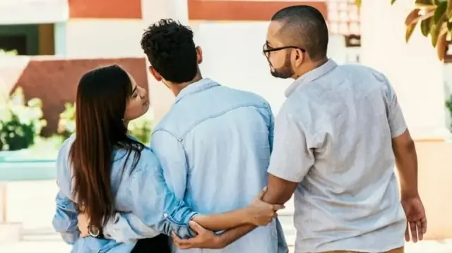 Abagabo babiri bafashe umugore umwe