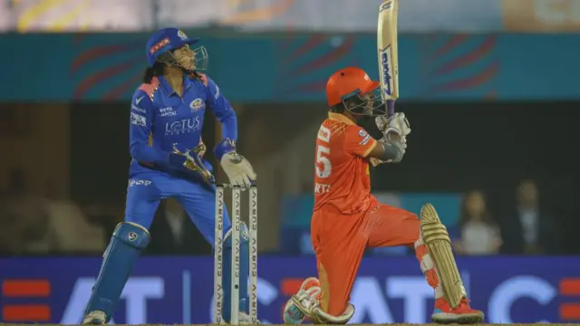 वीमेन्स प्रीमियम लीग, 2025 में गुजरात टाइटन्स की ओर से शॉट खेलतीं भारती फुलमाली. उनकी लंबे समय बाद भारतीय टीम में वापसी हुई है