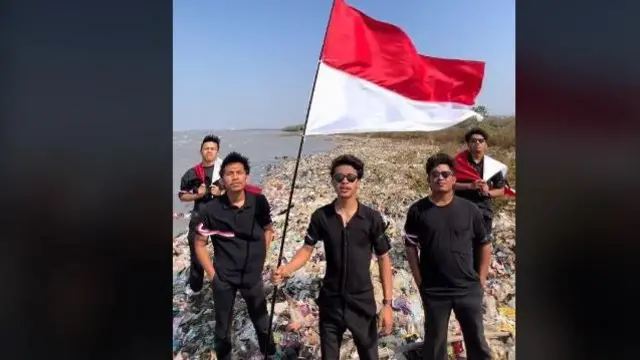 Pandawara Group adalah sekumpulan anak muda yang kerap melakukan aksi bersih-bersih sungai dan pesisir di Indonesia. 