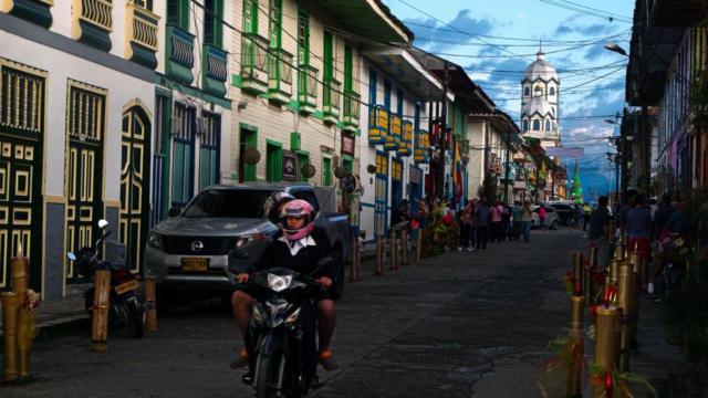 Personas en moto en una calle de Filandia, Quindío