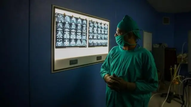 एमआरआय स्कॅन बघताना डॉक्टर 