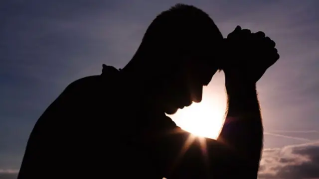 26 жаштагы Талас шаарынын тургуну ​Р.У. ШИИБдеги камерада өзү кийип жүргөн футболкасына асынып каза болгону айтылууда