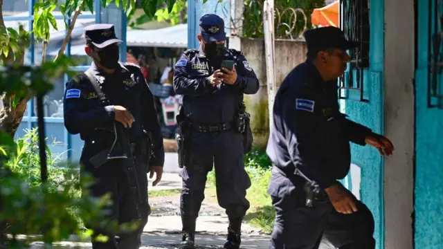 Policiaisdecisão roletaEl Salvador entramdecisão roletauma casa