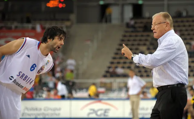 Teodosić i trener Dušan Ivković tokom meča Srbije protiv Turske 2009. 