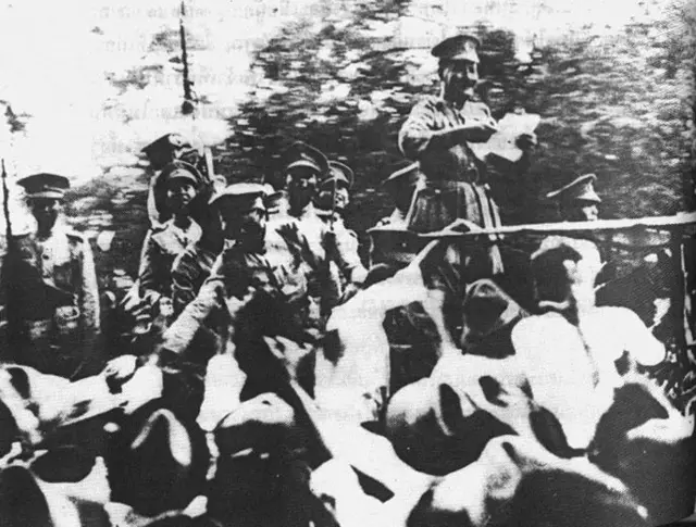 นายทหารออกแจกจ่ายแถลงการณ์คณะราษฎรให้ประชาชนในพระนครได้รับทราบว่ามีการเปลี่ยนแปลงการปกครองในช่วงย่ำรุ่งของวันที่ 24 มิ.ย. 2575