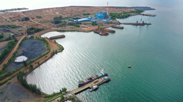 Foto udara aktivitas bongkar muat nikel di areal pabrik smelter milik PT Antam di Kecamatan Pomalaa, Kolaka, Sulawesi Tenggara, Sabtu (17/12/2022).