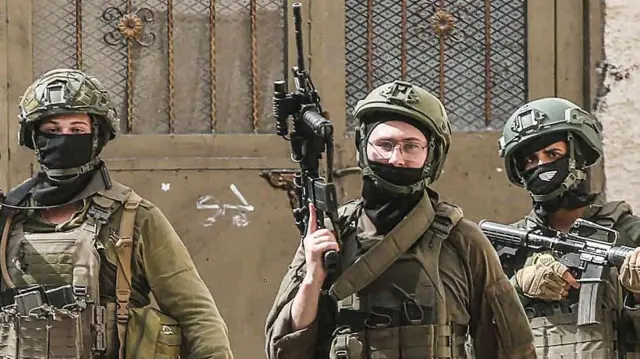 قوة مشاة إسرائيلية بين منازل الفلسطينيين خلال مداهمة مخيم بلاطة للاجئين.