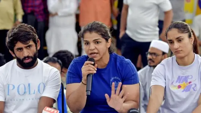 बृजभूषण शरण स‍िंह के ख़ि‍लाफ़ प्रेस कॉन्फ्रेंस करते पहलवान 