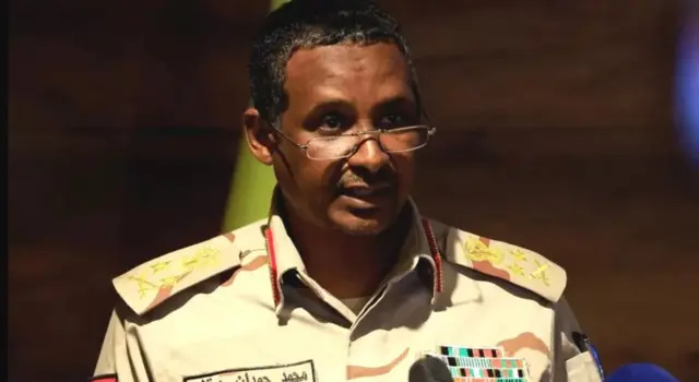 ဗိုလ်ချုပ်ကြီး မိုဟာတက်ဟမ်ဒန်ဒါဂါလို(ပုံ)နဲ့ ဗိုလ်ချုပ်ကြီး အာဘ်ဒယ်ဖာတာအယ်လ်လူရန် တို့ကြား ပြိုင်ဆိုင်မှုက ဆူဒန်နိုင်ငံ‌ ပြဿနာရဲ့ အဓိကအချက်ဖြစ်