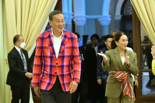 เศรษฐา ทวีสิน กับ แพทองธาร ชินวัตร แต่งกายแบบ “จัดเต็ม” เพื่อเข้าประชุมคณะกรรมการซอฟต์พาวเวอร์นัดแรกเมื่อ 3 ต.ค.