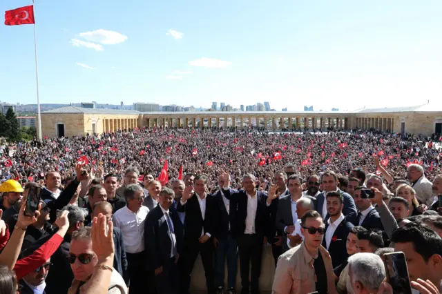 Özgür Özel büyük bir kalabalıkla birlikte Ankara'da Anıtkabir'de, 30 Mayıs 2026. 