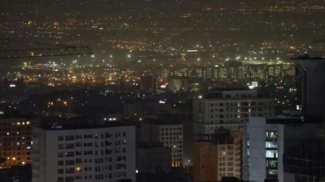 Warbaahinta dowladda Iran ayaa sheegtay in qaraxyo dhowr ah ay ka dhaceen gudaha iyo hareeraha caasimadda Tehran.