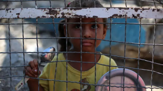 Ọmọdebinrin ọmọ ilu Palestine yii ko nile lori mọ, ileewe UNRWA to n sun si lo ti n ṣafihan ebi pẹlu ofifo abo ati ṣibi lọwọ yii.