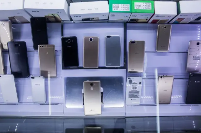 ရန်ကုန်မြို့က မိုဘိုင်းဖုန်းဆိုင်မှာ ခင်းကျင်းထားတဲ့ ဖုန်းတွေ (ပုံဟောင်း) 