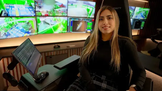 تتعلم ماريان ميزا شافيرا قيادة الروبوتات تحت الماء من مركز التحكم عن بعد