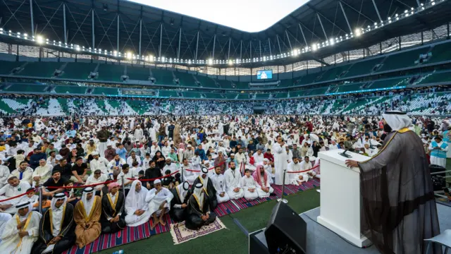 إلقاء خطبة صلاة عيد الفطر في استاد المدينة التعليمية في الدوحة