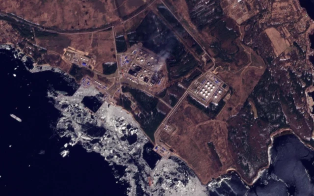 Спутниковый снимок порта с дымящимися сооружениями