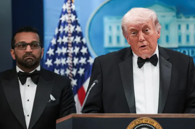 ဝါရှင်တန် ဟေလ်တန်ဟိုတယ်မှာ ပစ်ခတ်မှု အပြီး အိမ်ဖြူတော်ကို ပြန်ရောက်လာကာ သတင်းစာရှင်းလင်းပွဲပြုလုပ်နေတဲ့ သမ္မတ ထရမ့်