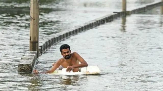চেন্নাইয়ের রাস্তায় সাঁতার কেটে এগোচ্ছেন এক বাসিন্দা