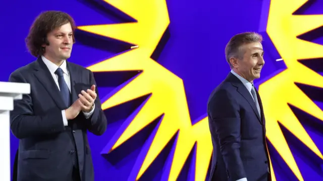 Bidzina Ivanišvili desno na fotografiji tokom kampanje