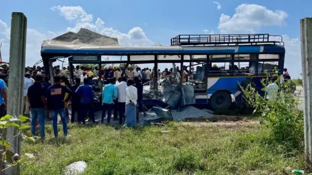 చేవెళ్ల బస్సు ప్రమాదం, టిప్పర్ ఢీ