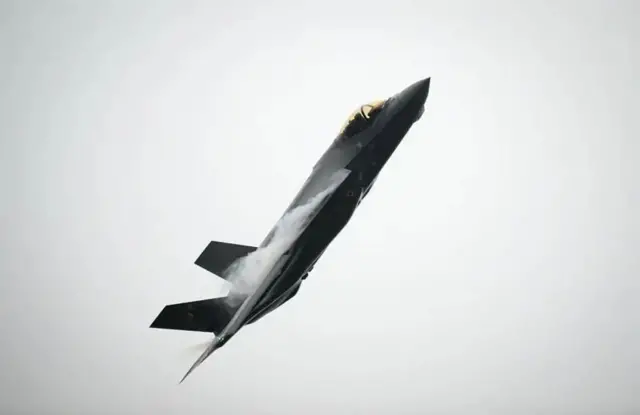 یک جت عمودی در حال پرواز