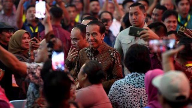 Presiden Joko Widodo (tengah) didampingi Menkominfo Budi Arie Setiadi (kiri) tiba dalam puncak peringatan Hari Pers National Tahun 2024 di Ecovention Hall, Ecopark, Ancol, Jakarta, Selasa (20/2/2024).