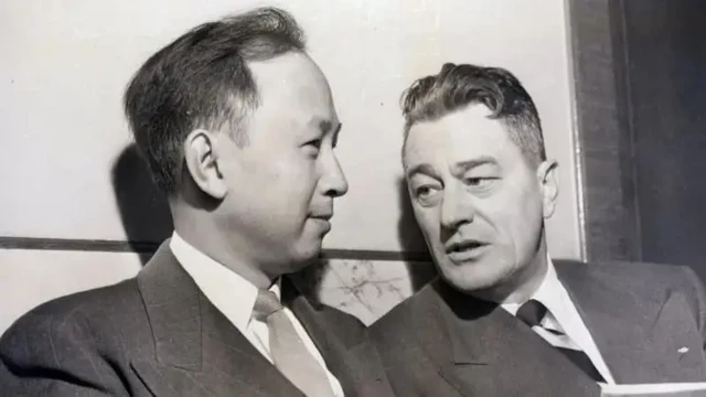Qian Xuesen with his lawyer Grant Cooper at a deportation hearing in November 1950.