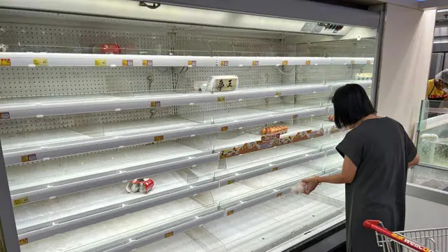 Baldas vacías en un supermercado.