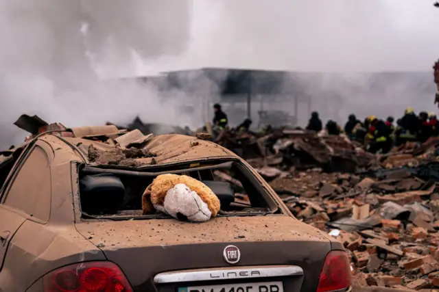 Знищене авто після російського ракетного обстрілу 26 листопада 2024 року в Сумах