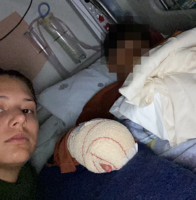 Nívia ao lado do filho no hospital, após a cirurgia