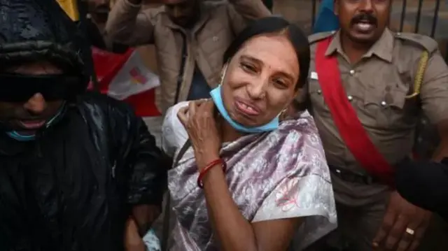 జైలు నుంచి బయటకు వస్తున్న నలిని