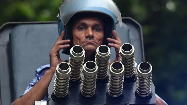 கண்ணீர் புகைக்குண்டு வீச ஆயத்தமாகி இருக்கும் டெல்லி காவல்துறை