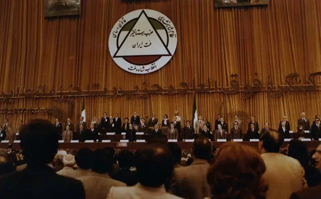 تصویری از کنگره فوق‌العاده حزب رستاخیز که در سال ۱۳۵۶ یا آن طور که در رسانه‌های آن دوران بازتاب پیدا کرد «سال ۲۵۳۶» برگزار شد