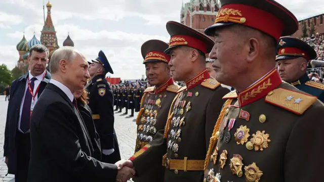 Путін підійшов до північнокорейських офіцерів на Красній площі