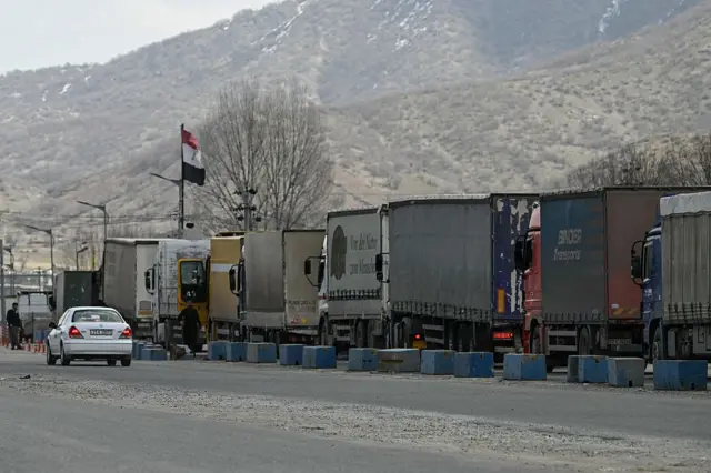 چند کامیون باری در صف عبور از گذرگاه مرزی باشماق میان ایران و عراق در نزدیکی سلیمانیه؛ این منطقه در اقلیم کردستان عراق قرار دارد.