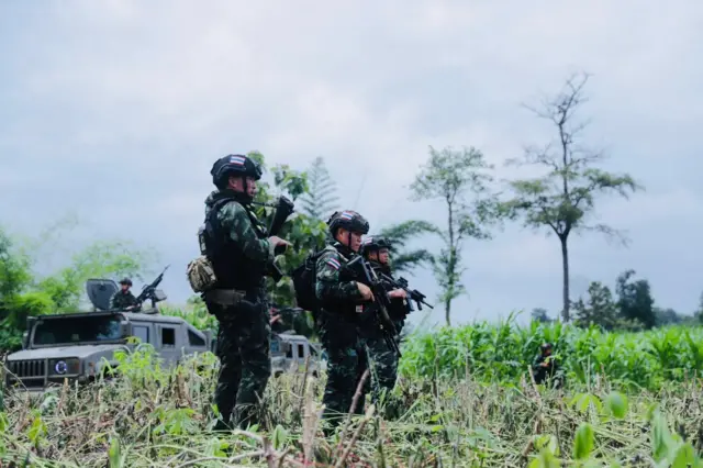 မြန်မာဘက်တိုက်ပွဲကြောင့် ထိုင်းဘက်ခြမ်းမှာ လုံခြုံရေးယူထားတဲ့ ထိုင်းစစ်သားတွေ