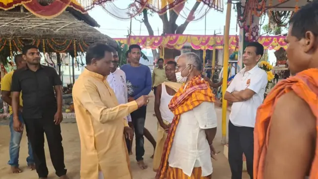 ग्रामीणों से मुलाक़ात करते मोहन चरण माझी