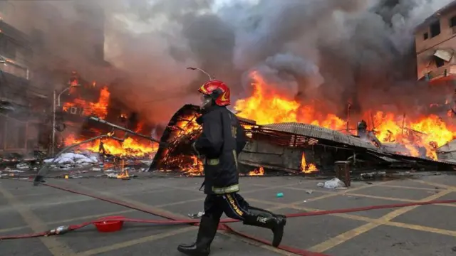 কীভাবে আগুন লেগেছে, তা এখনো জানা যায়নি।