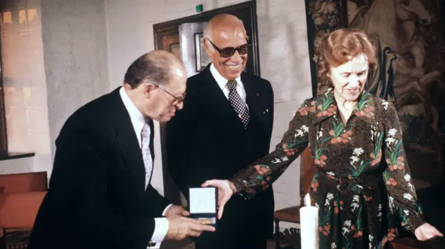 Menachem Begin (kiri) menerima hadiah Nobel Perdamaian, 1978