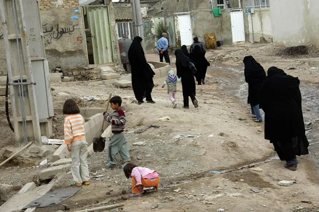 بر اساس گزارش بانک جهانی، ظرف یک دهه شش و نیم میلیون نفر به تعداد کسانی که در ایران زیر خط فقر هستند افزوده شده است