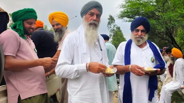 ਖਾਣਾ ਖਾਂਦੇ ਹੋਏ ਕਿਸਾਨਾਂ ਦੀਆਂ ਤਸਵੀਰਾਂ